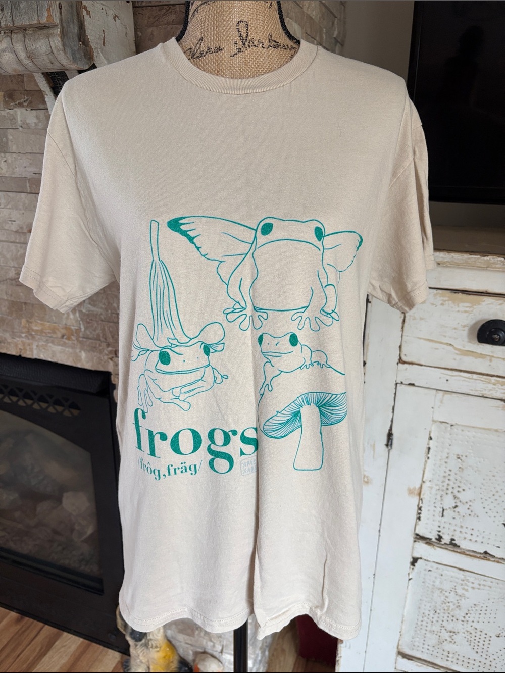 Gildan off white cotton tshirt with teal-green graphic 3 frogs flying mushroom